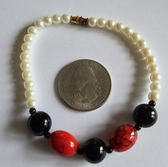 Beaded bracelet faux pearls black red plastic beads - Picture 4 of 6